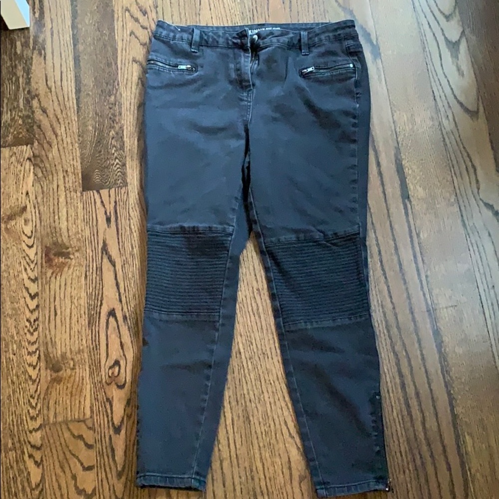 Black cropped zip ankle jeans